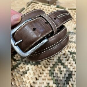 Men’s large extra large Columbia belt. Medium leather brown tones